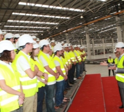 Don Felipe se dirige a un grupo de empleados de la nueva factoría del producto Dekton